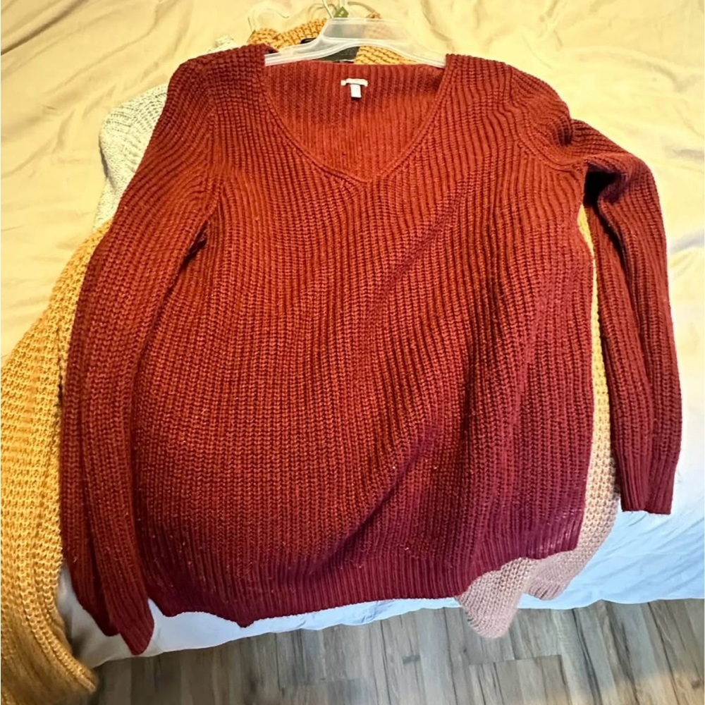 Size L V-neck burgundy sweater
